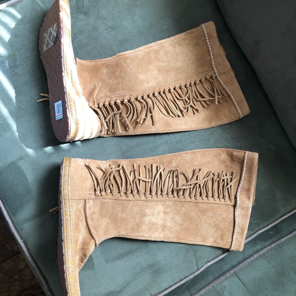 Ugg high moccasin boot 8, fits 8.5-9
